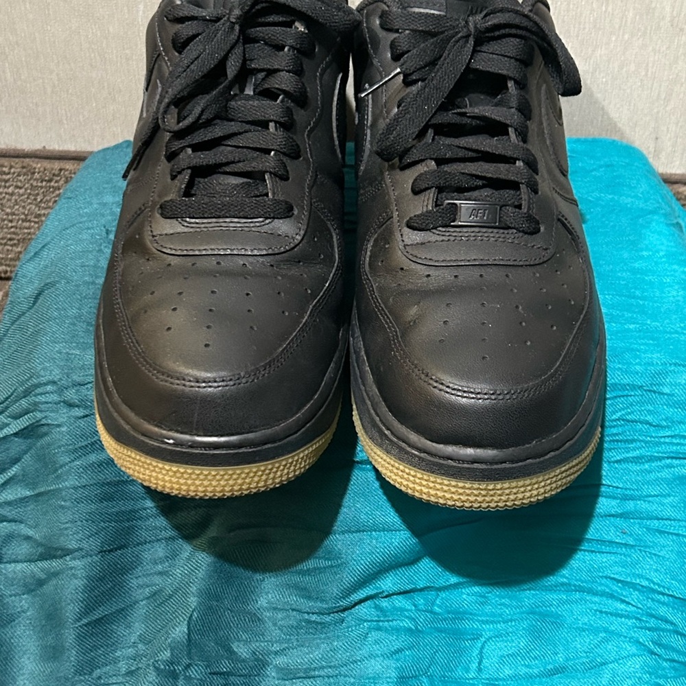 Nike Air Force 1 1’07 Black with Gum